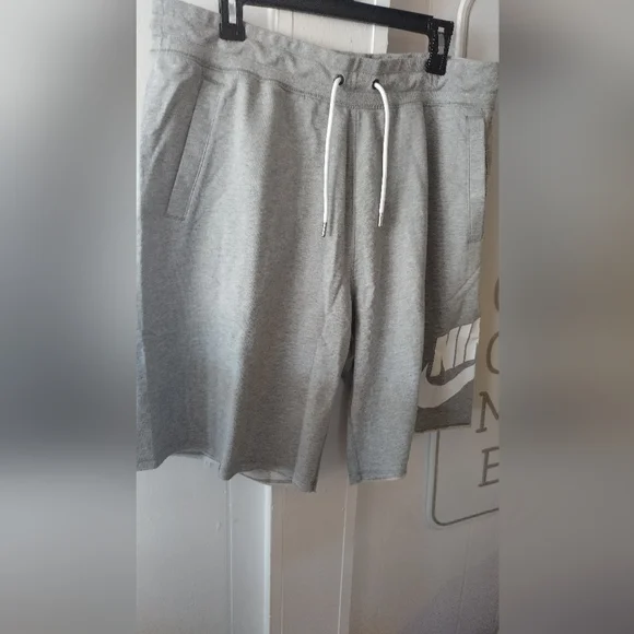 Nike men's Loose Fit at knee Length shorts - Picture 2 of 4